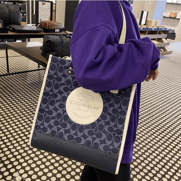 COACH Dempsey LOGO貼飾托特包
